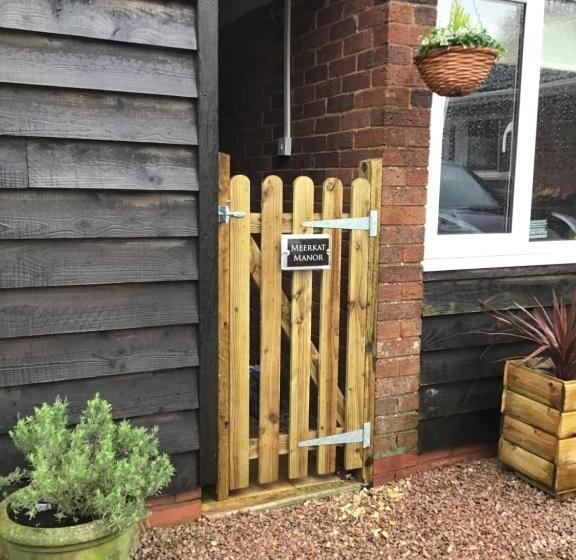 민박 Meerkat Manor