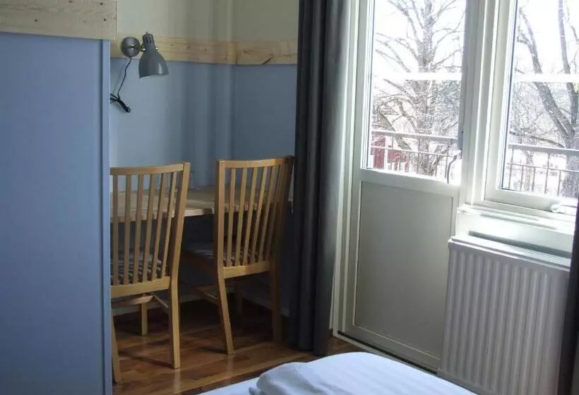 Aamiaismajoitus (B&B) Skålleruds Gård