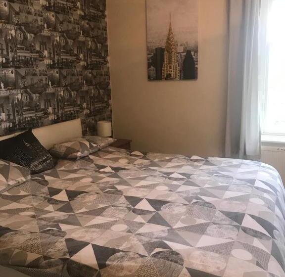 Bed and Breakfast The Penruddocke Arms