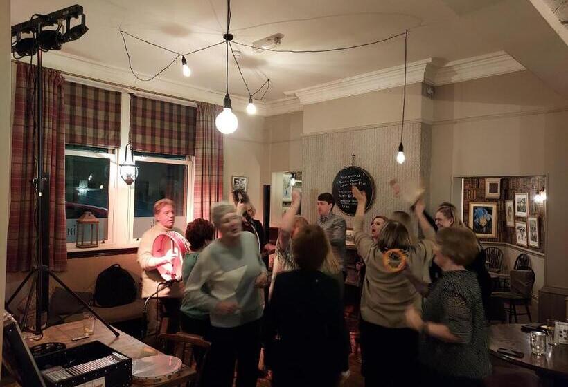 호텔 Trawden Arms Community Owned Pub