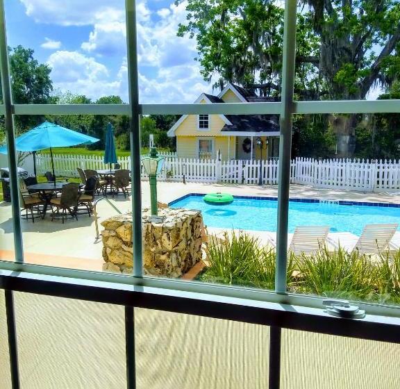 Shamrock Thistle & Crown B&b