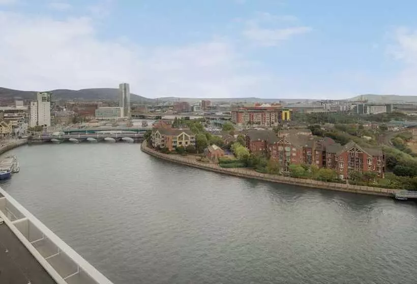 בית מלון כפרי Hilton Belfast