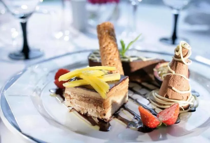 Отель Kilkenny River Court