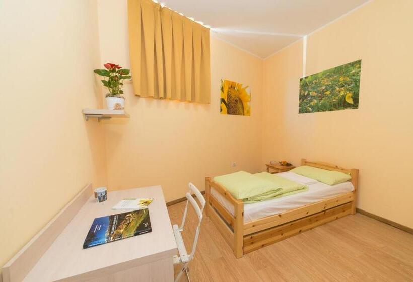 Hostel L Ost Ostello Di Grumes
