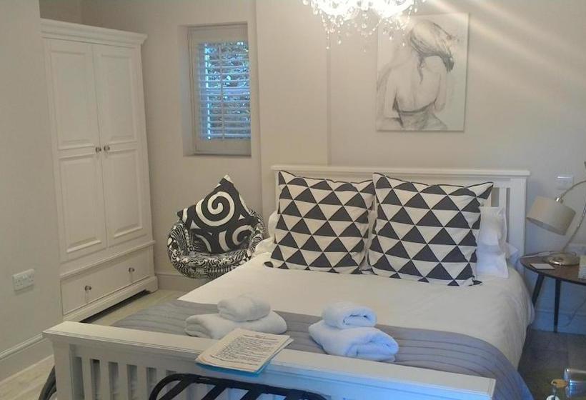 Whispering Cottages Bed And Breakfast