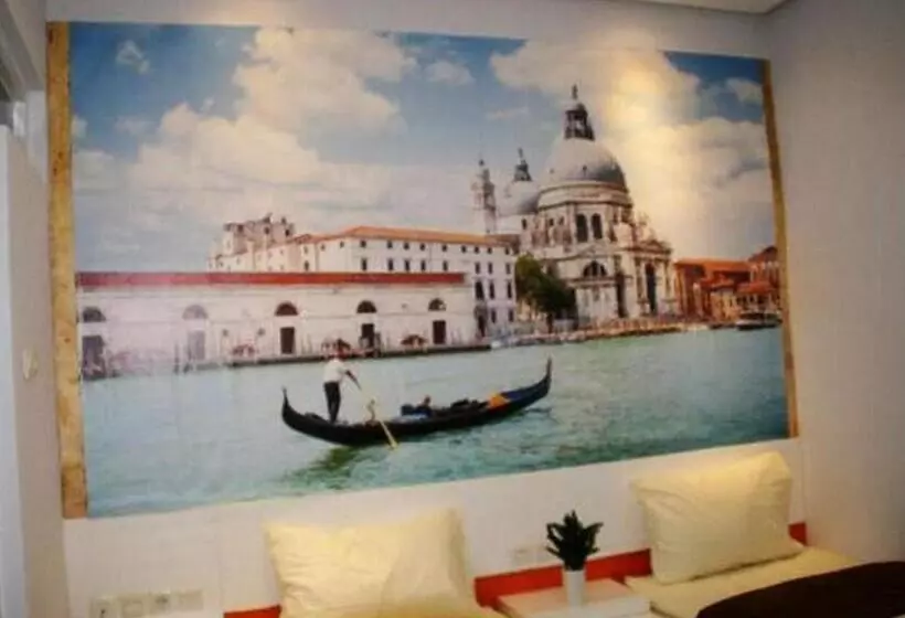 Aamiaismajoitus (B&B) Tirta Mansion Paramount Serpong