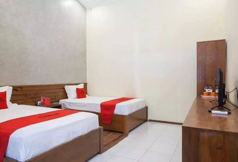 Hotelli Reddoorz Near Baluran National Park