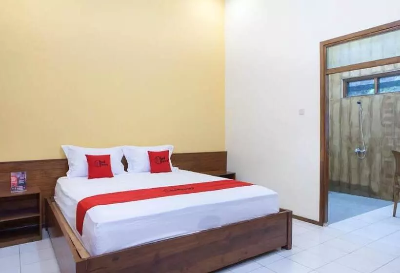 Hotelli Reddoorz Near Baluran National Park