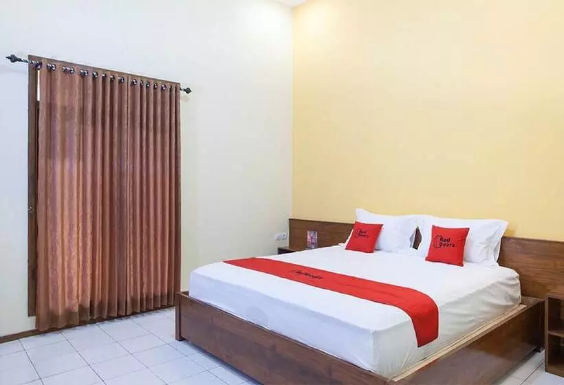 Hotelli Reddoorz Near Baluran National Park