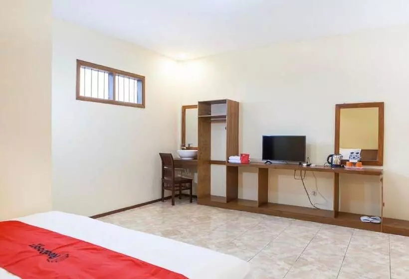 Hotelli Reddoorz Near Baluran National Park