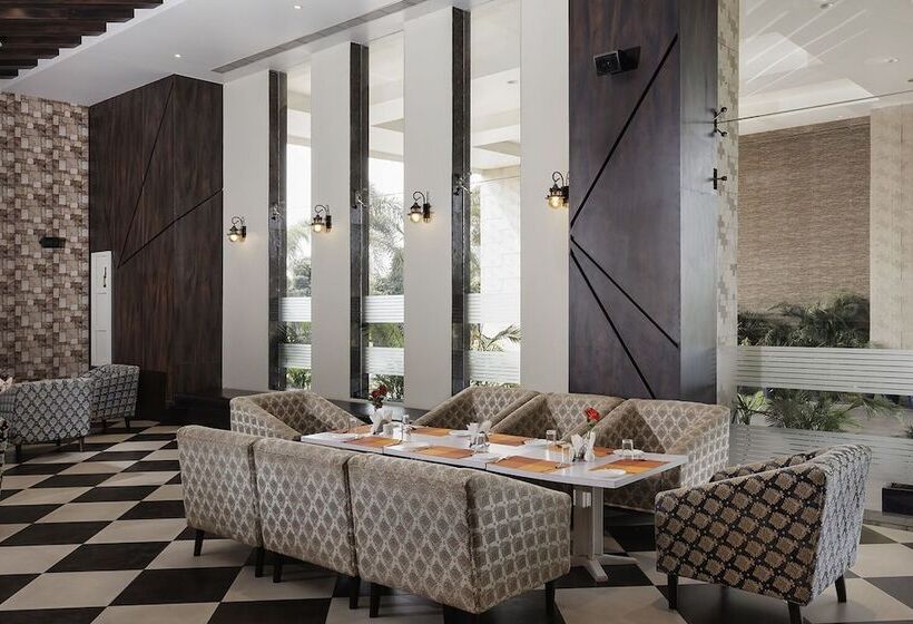 Отель The Roman Park