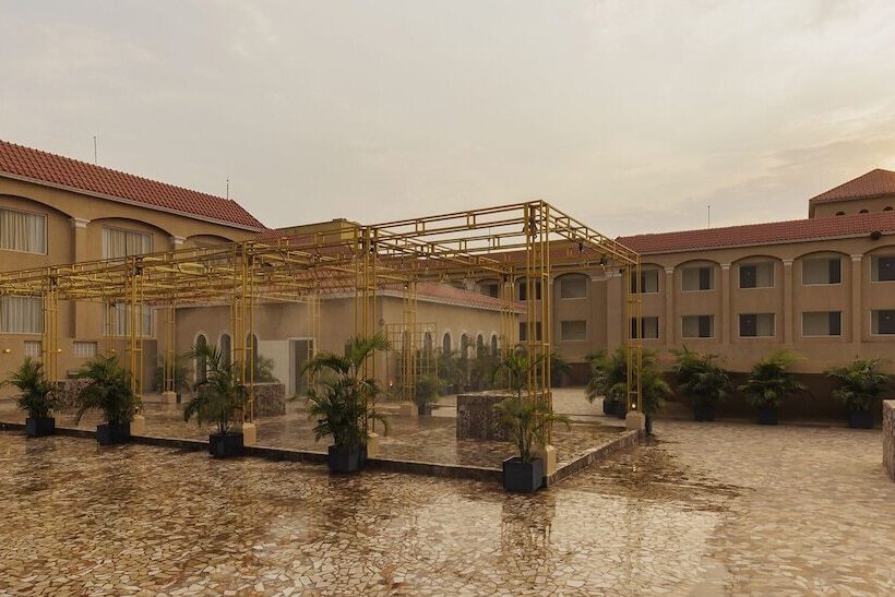 Отель The Roman Park