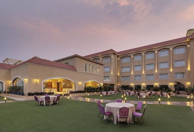 Отель The Roman Park