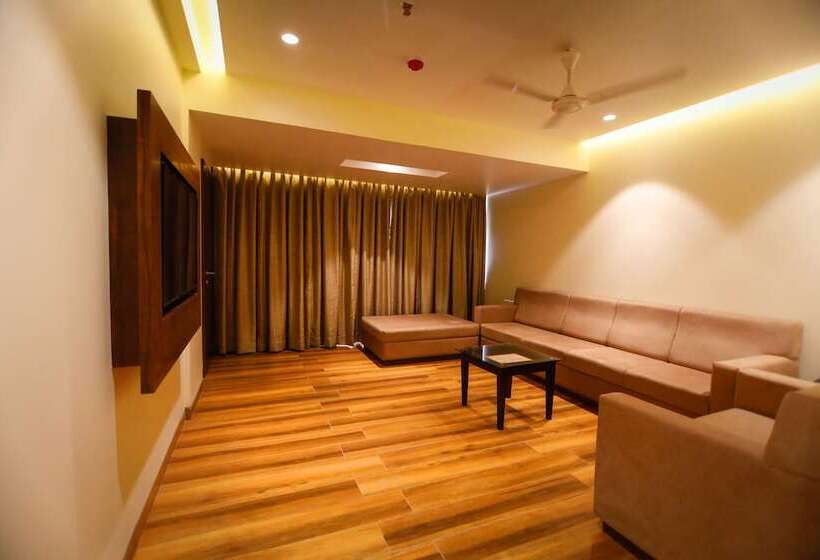 Отель The Roman Park