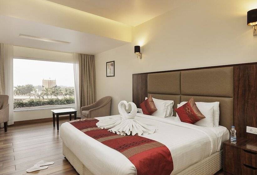 Отель The Roman Park