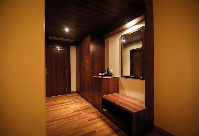 Отель The Roman Park