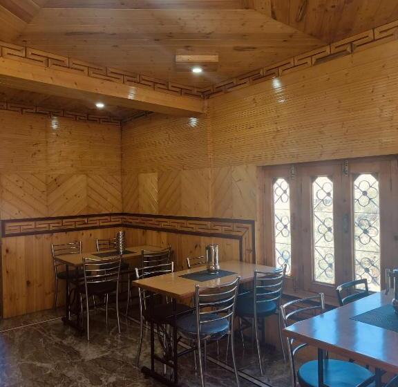 Albergue Lovon Hotel And Restaurant