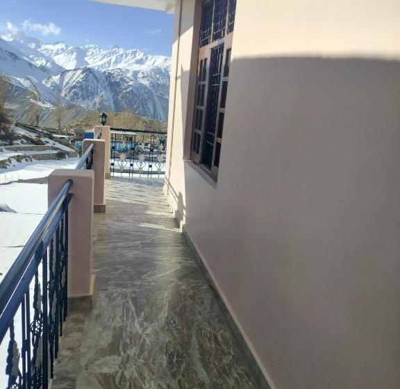 Albergue Lovon Hotel And Restaurant