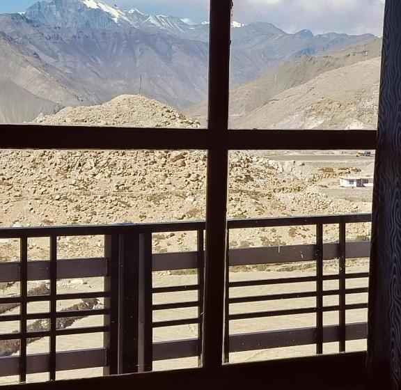 Albergue Lovon Hotel And Restaurant