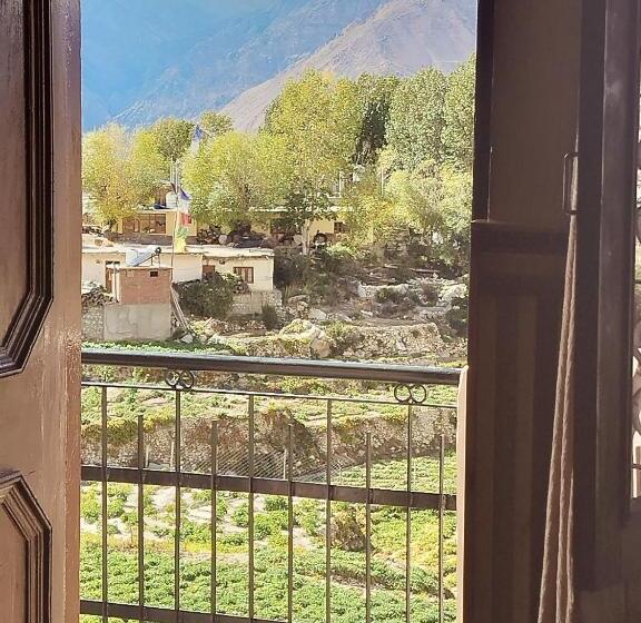 Albergue Lovon Hotel And Restaurant