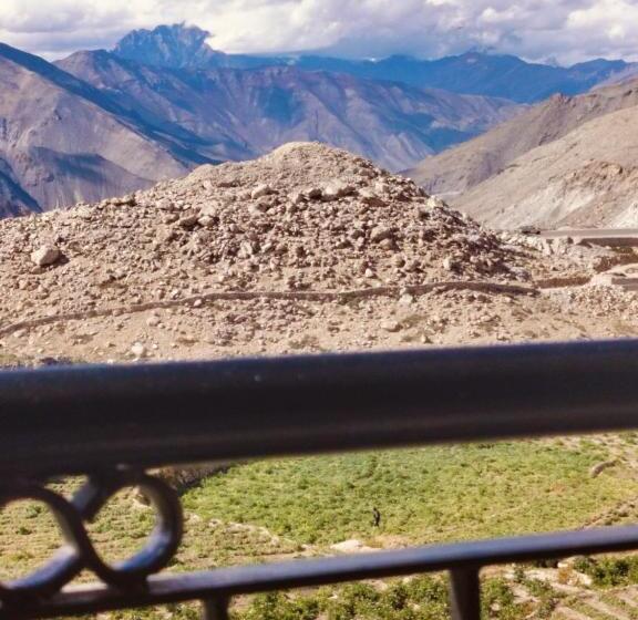 Albergue Lovon Hotel And Restaurant