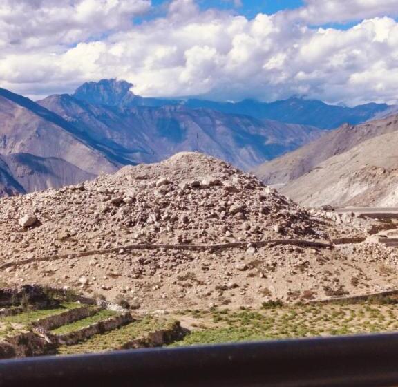 Albergue Lovon Hotel And Restaurant