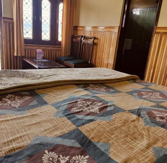 Albergue Lovon Hotel And Restaurant