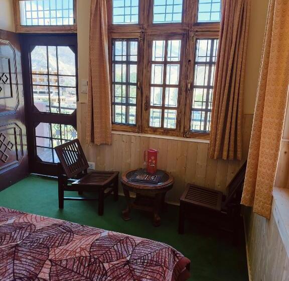 Albergue Lovon Hotel And Restaurant