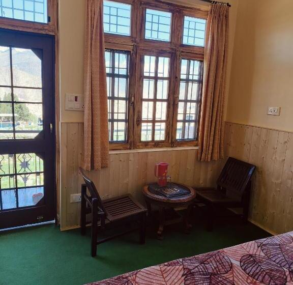 Albergue Lovon Hotel And Restaurant