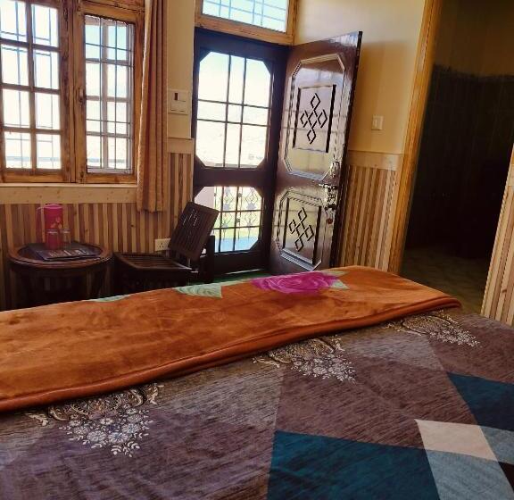 Albergue Lovon Hotel And Restaurant