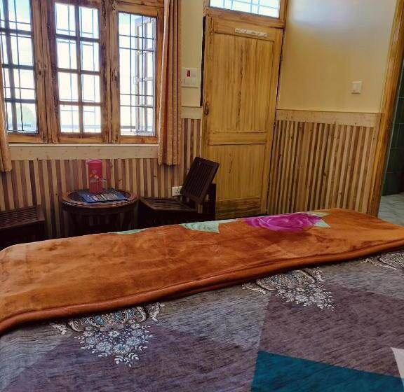 Albergue Lovon Hotel And Restaurant