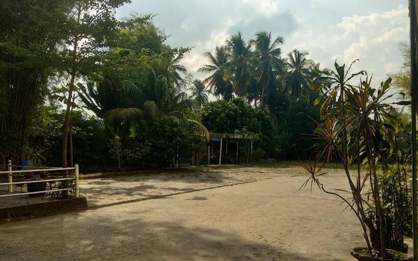 בית מלון כפרי Central City