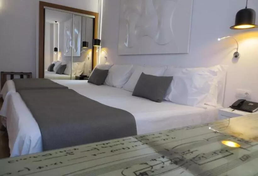 Отель Evenia Rocafort