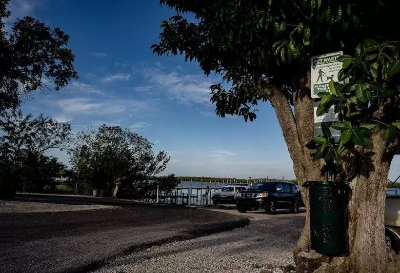 ホテル Chokoloskee Island Park And Marina