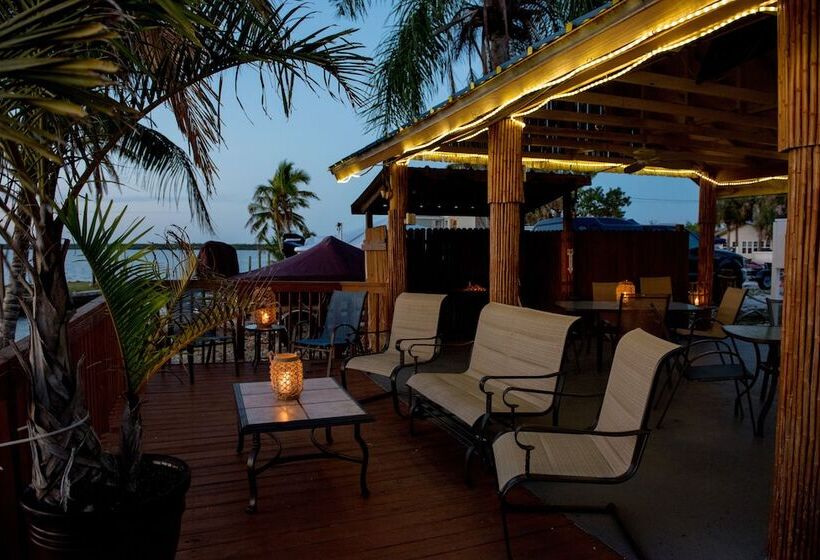 בית מלון כפרי Chokoloskee Island Park And Marina