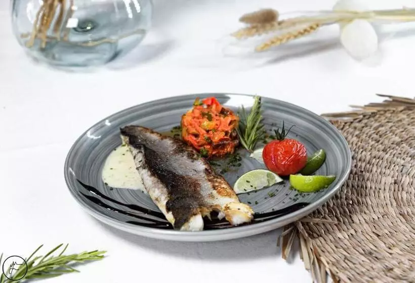 Отель Logis Hôtel Et Restaurant La Bastide Cabezac