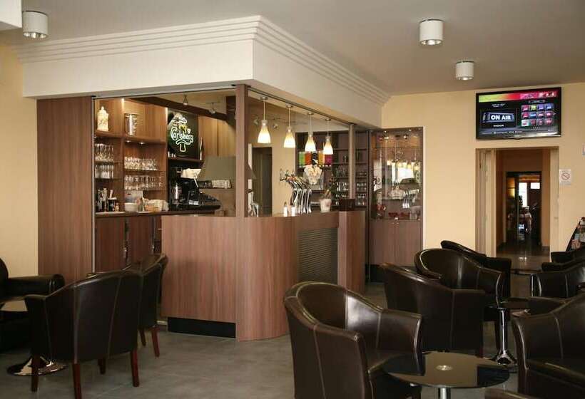 ホテル Logis Hôtel  Restaurant La Renaissance