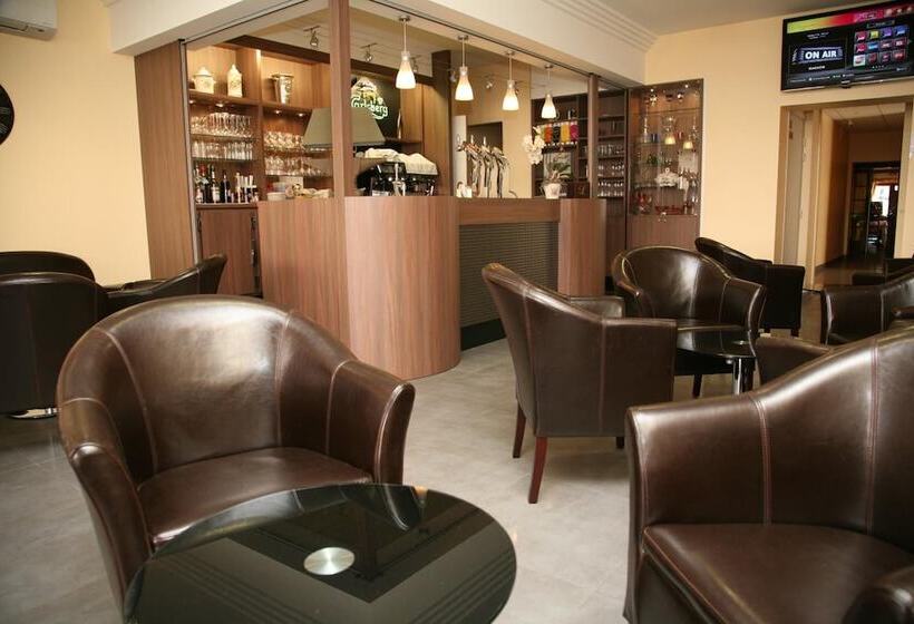 ホテル Logis Hôtel  Restaurant La Renaissance