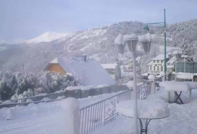 ホテル Logis Hôtel Le Beau Site