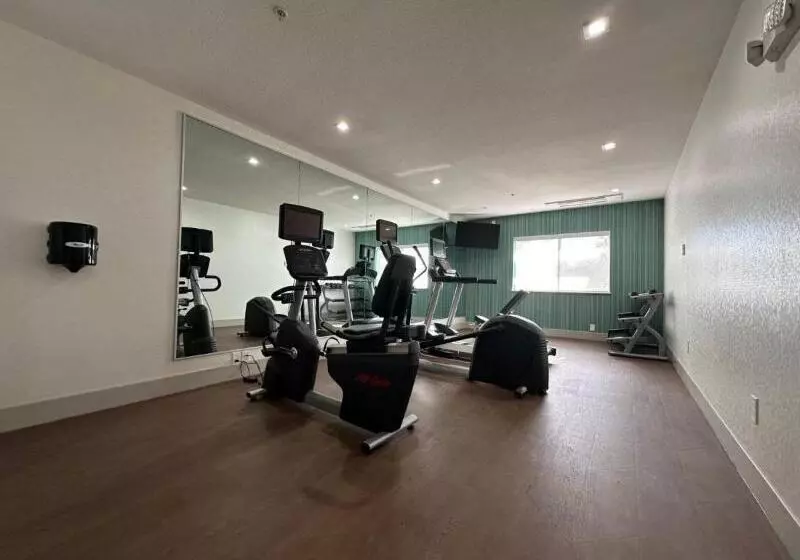 Отель Holiday Inn Express & Suites Mountain View, An Ihg