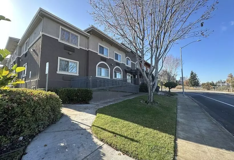 Отель Holiday Inn Express & Suites Mountain View, An Ihg