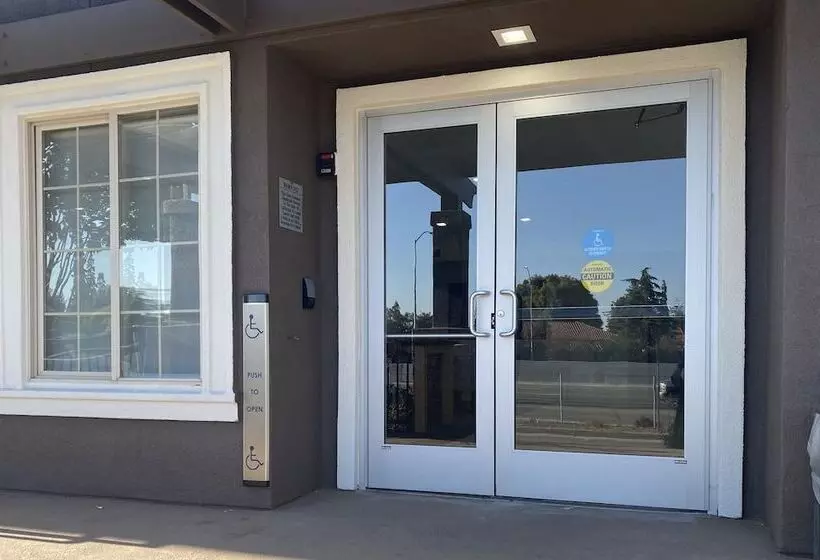 Отель Holiday Inn Express & Suites Mountain View, An Ihg