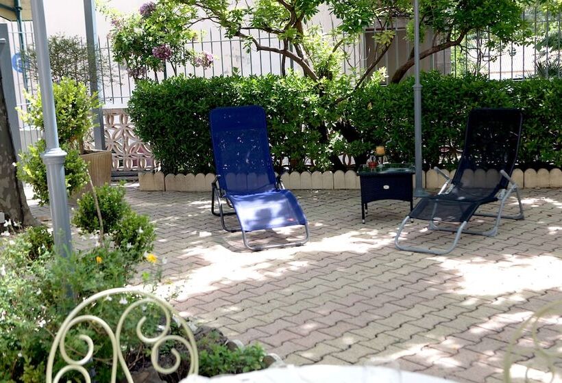 Отель Hôtel Des Thermes