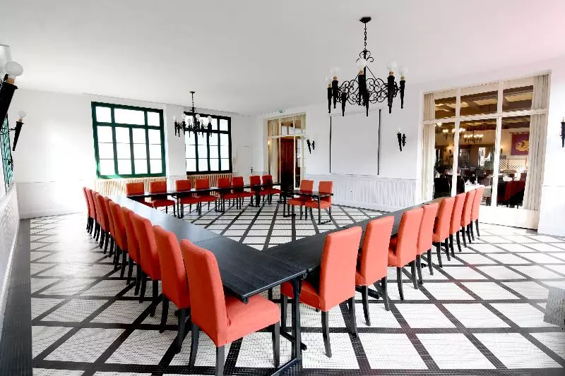 호텔 Hôtel Restaurant Du Château