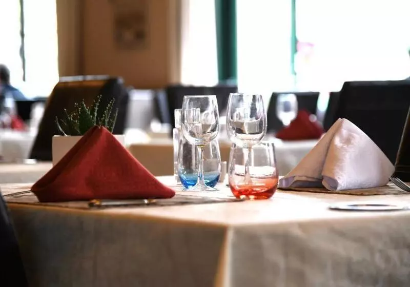 호텔 Hôtel Restaurant Du Château