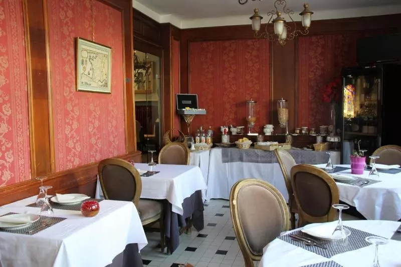 Отель Logis Hôtels Restaurant Les 3 Rois