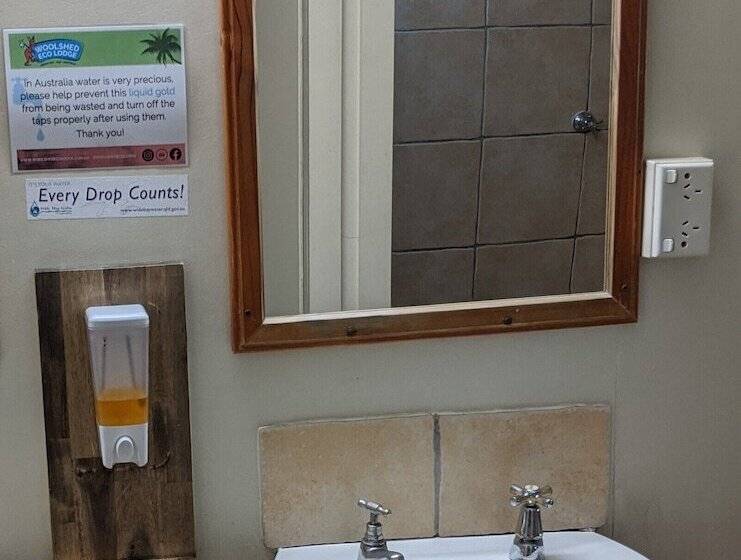 בית מלון כפרי Woolshed Eco Lodge