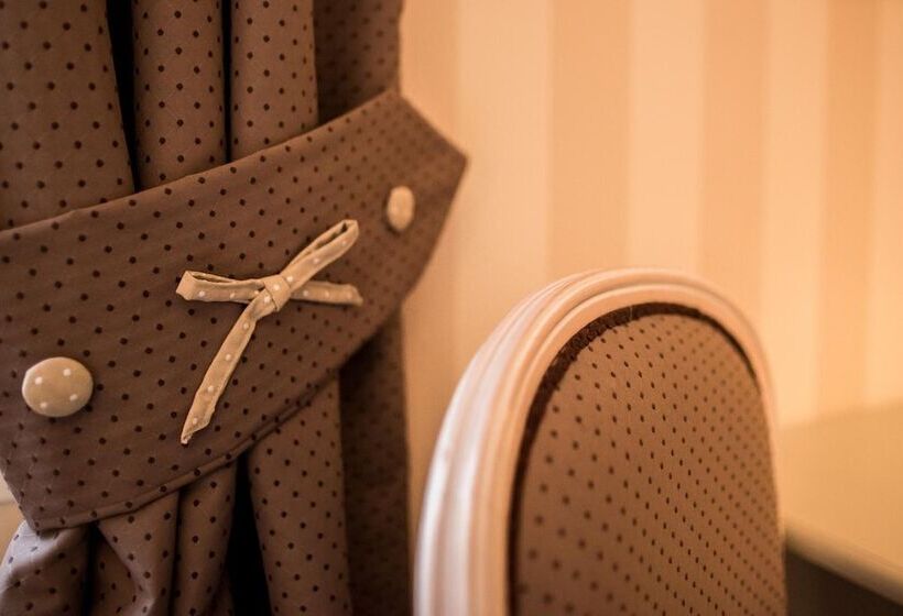 Hotel L Auberge Du Port Des Roches