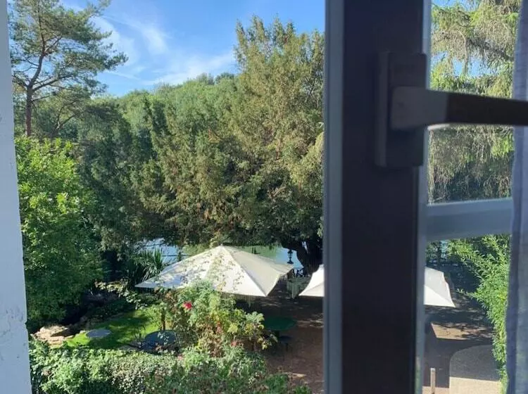 Отель L Auberge Du Port Des Roches