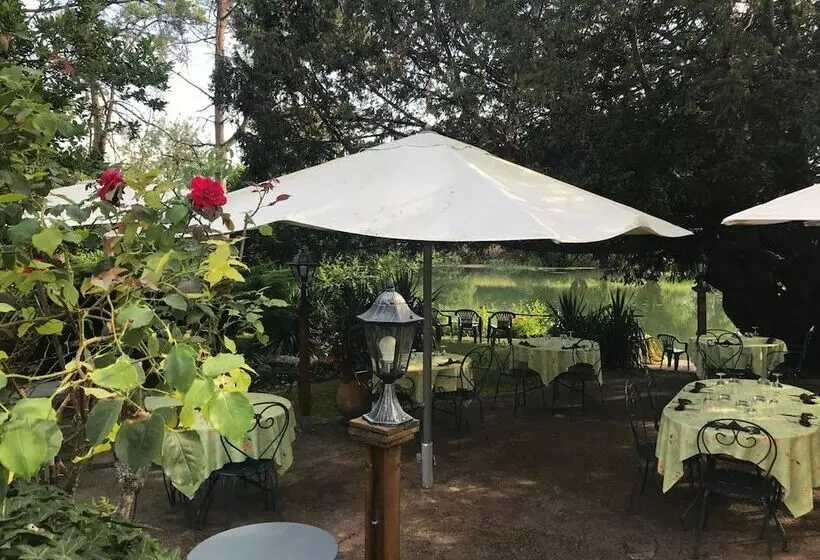 Отель L Auberge Du Port Des Roches